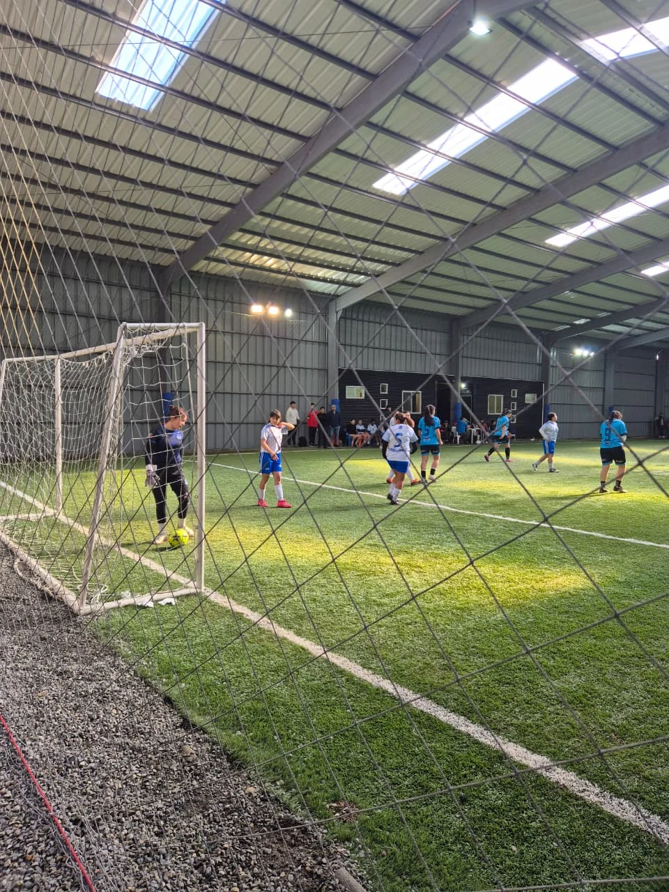Partido real de fútbol 7 en la cancha techada de Club Bahía Sports