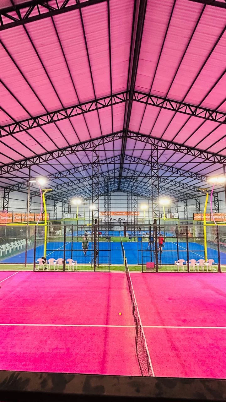 Cancha rosada de pádel de Club Bahía Sports