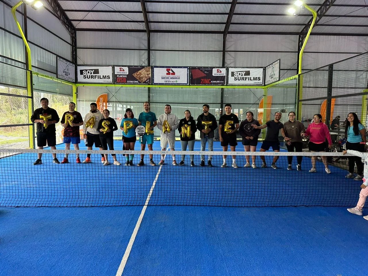 Participantes reunidos en una cancha de pádel de Club Bahía Sports