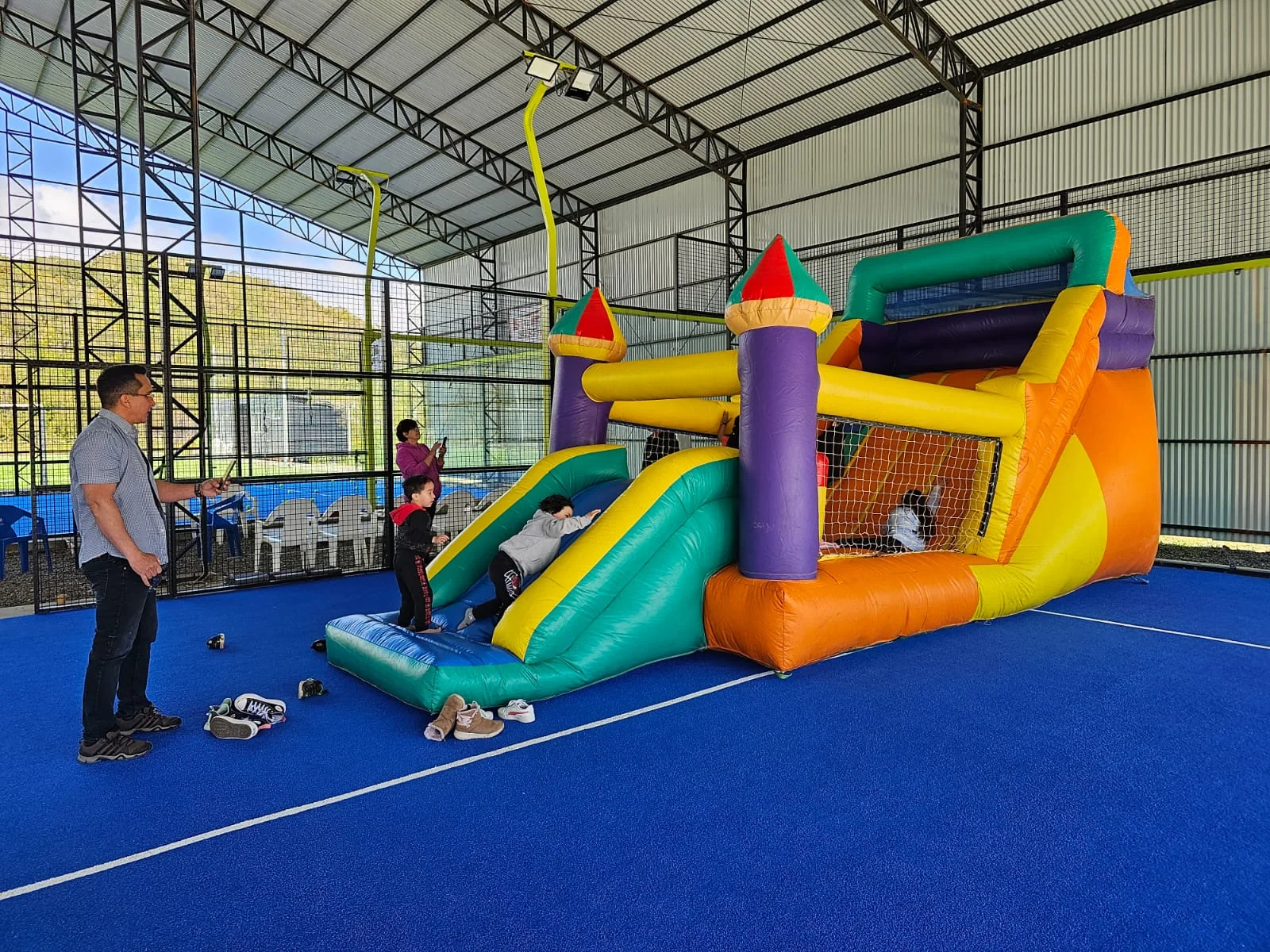 Vista de los espacios y participantes en una jornada de Club Bahía Sports