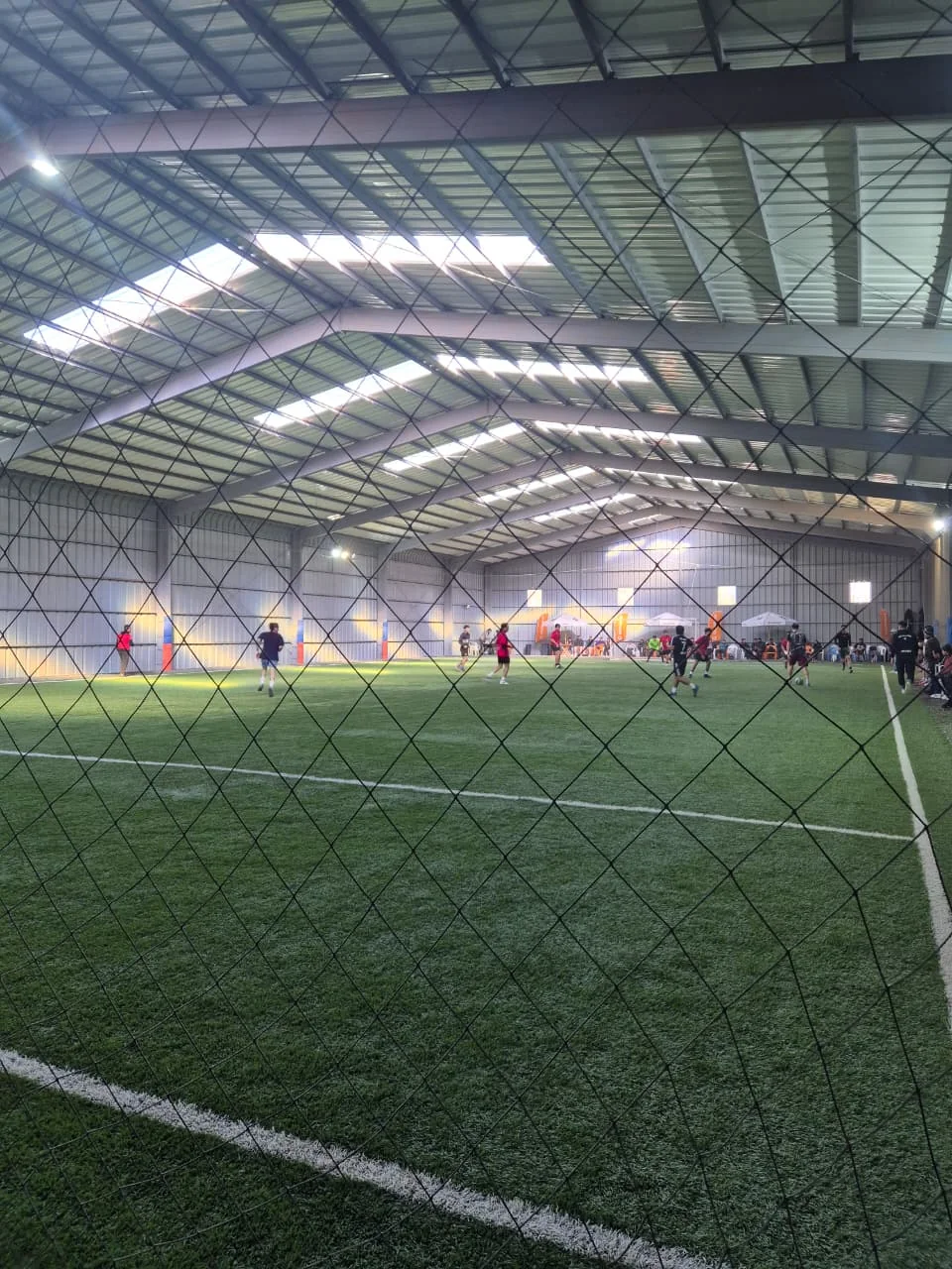 Competencia de fútbol en cancha techada de Club Bahía Sports