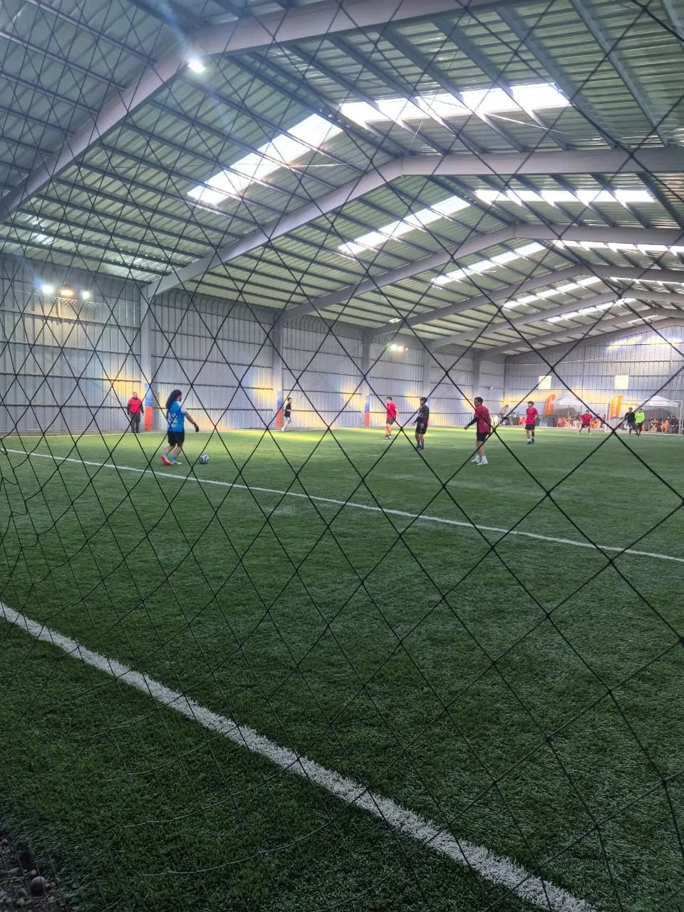 Jornada de competencia de fútbol en Club Bahía Sports