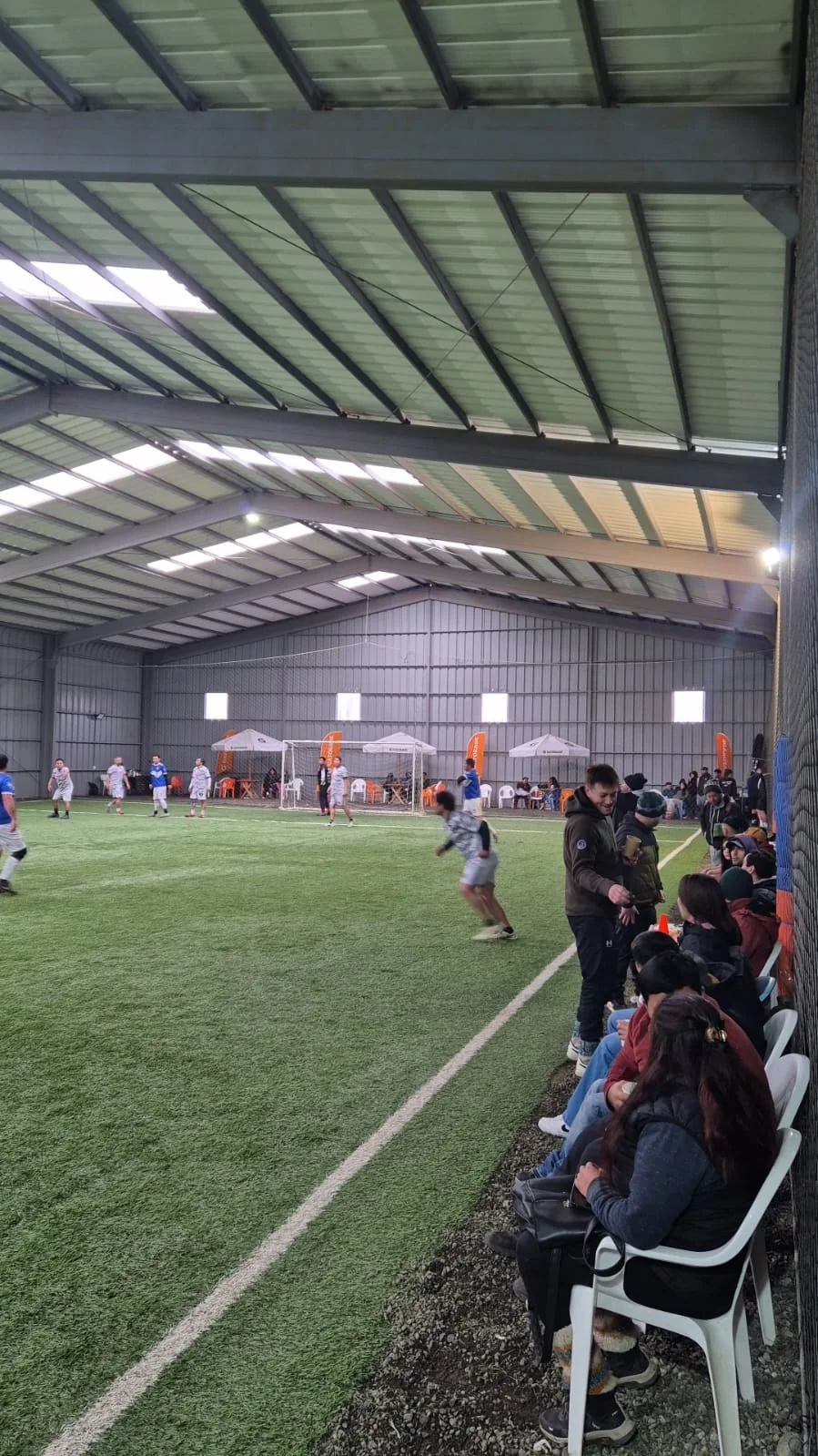 Público y jugadores durante una competencia en Club Bahía Sports
