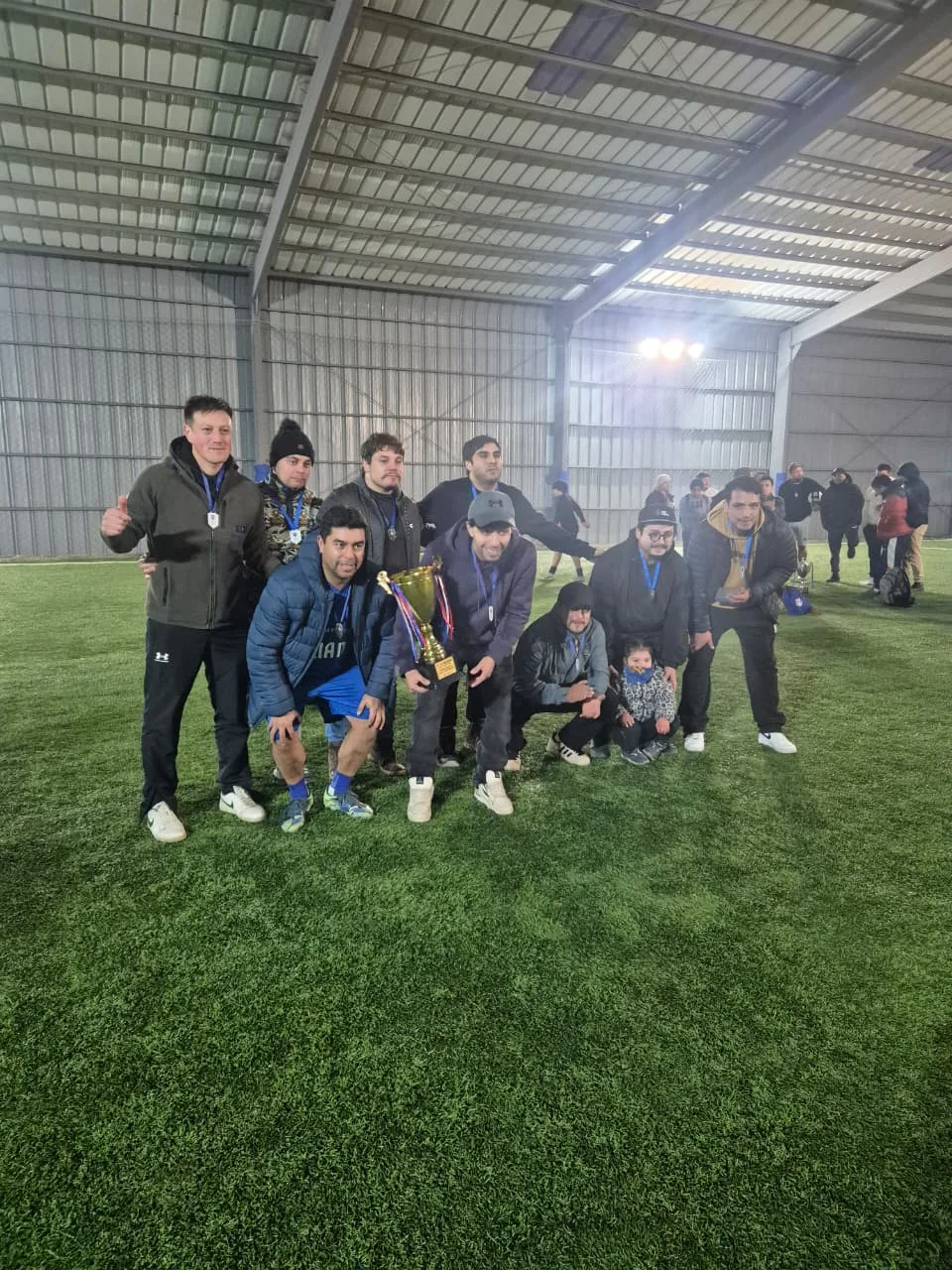 Equipo reunido durante una competencia en Club Bahía Sports