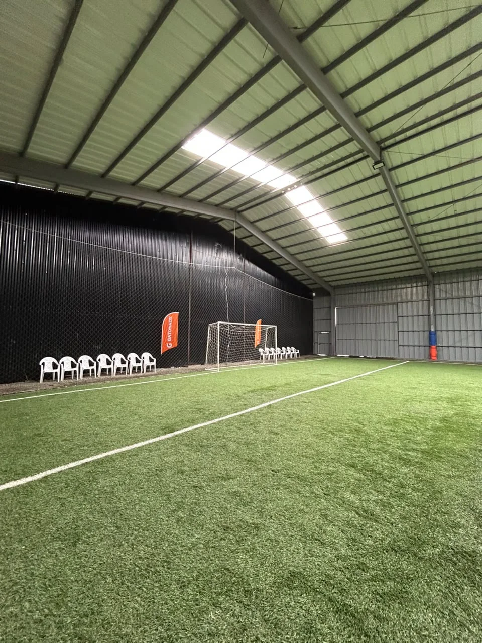 Cancha techada de fútbol 7 de Club Bahía Sports
