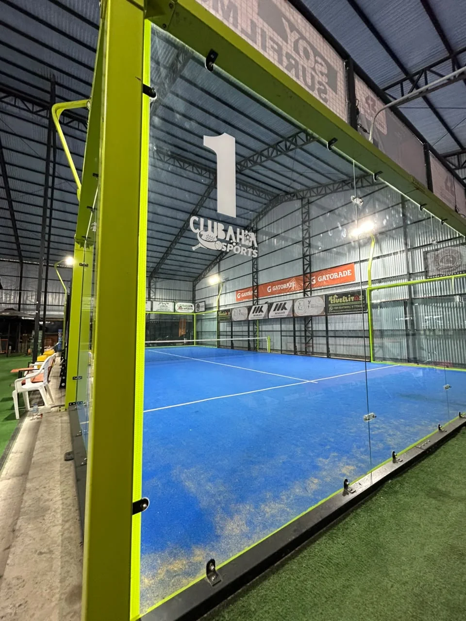 Cancha azul de pádel de Club Bahía Sports