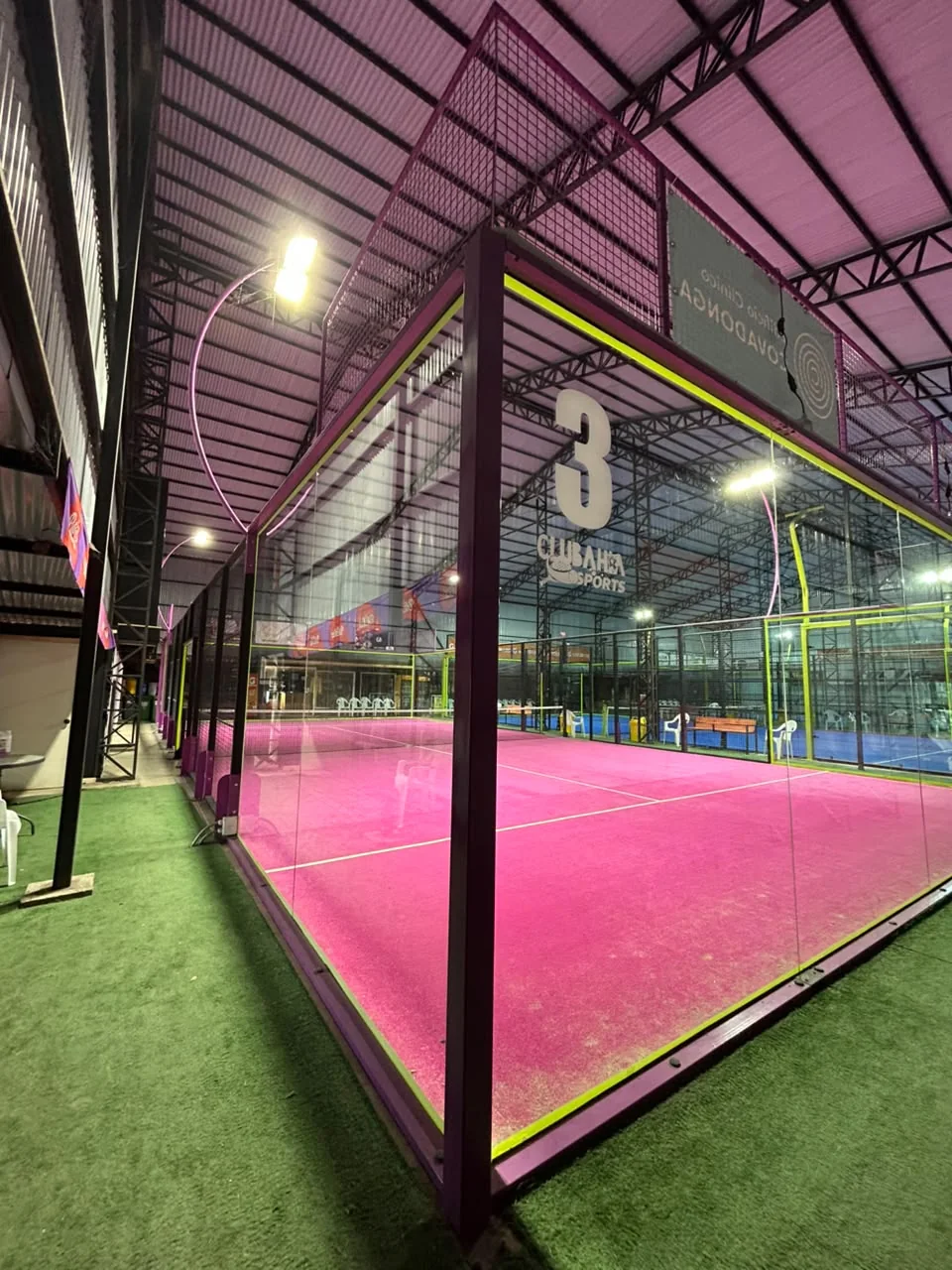Cancha rosada de pádel de Club Bahía Sports