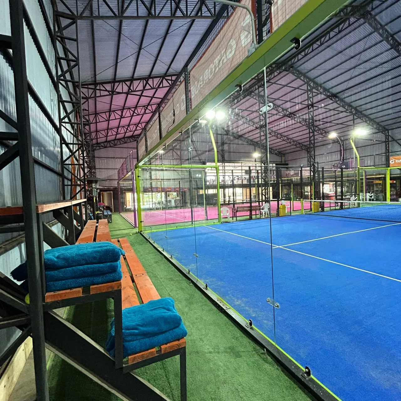 Vista de las canchas azules de pádel